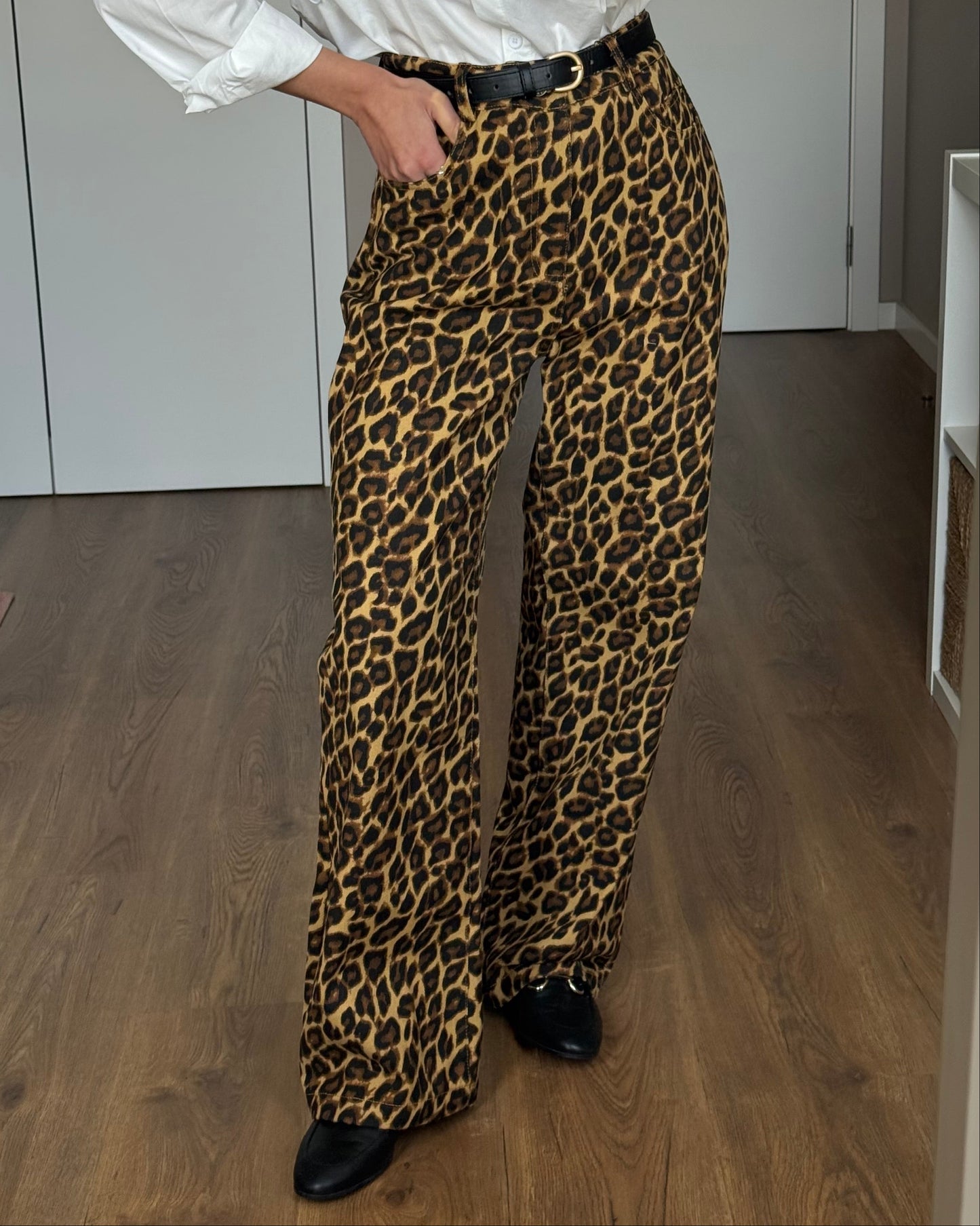 Vaqueros de pierna ancha con estampado animal