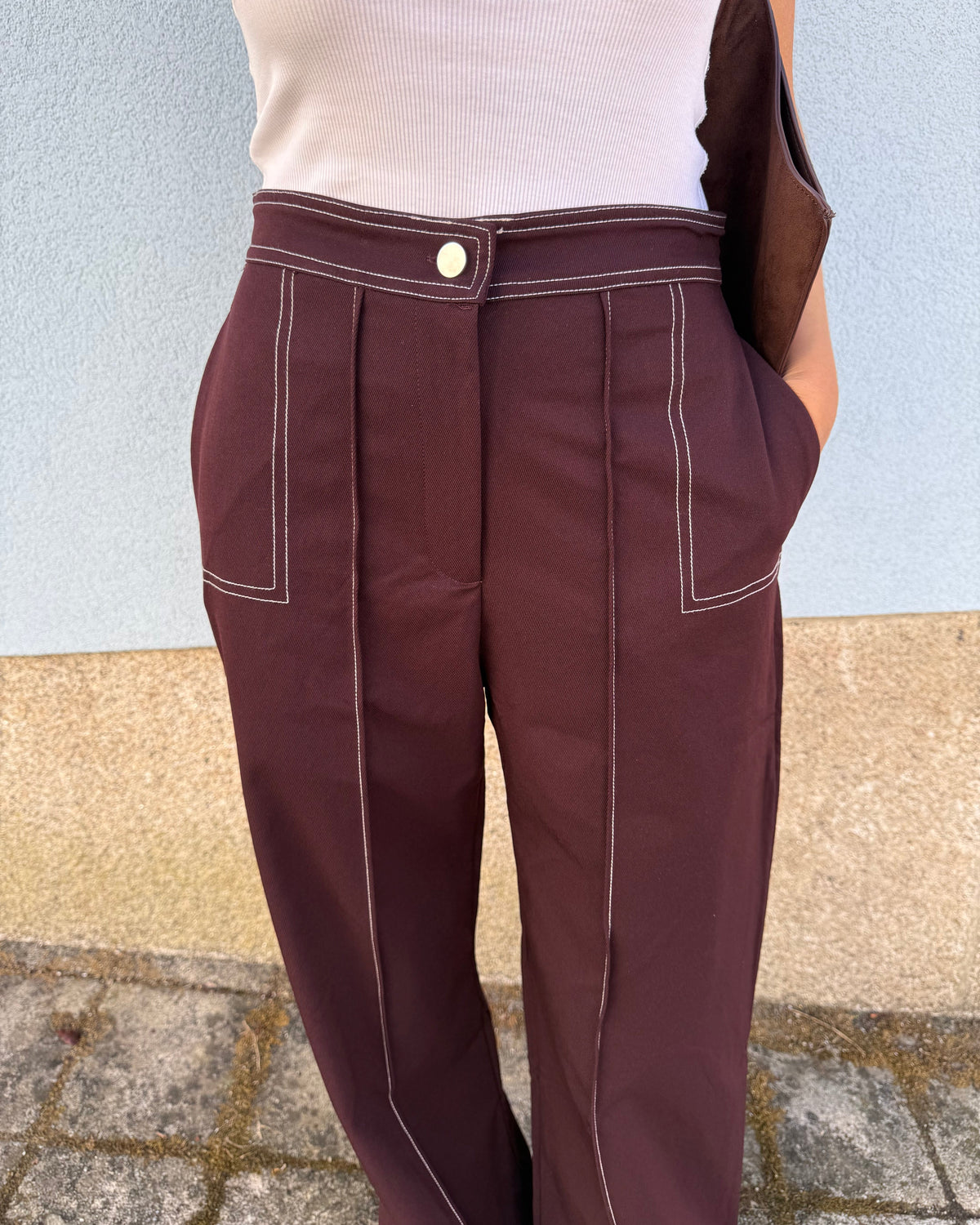 Calças retas com detalhe de costuras - Bordeaux
