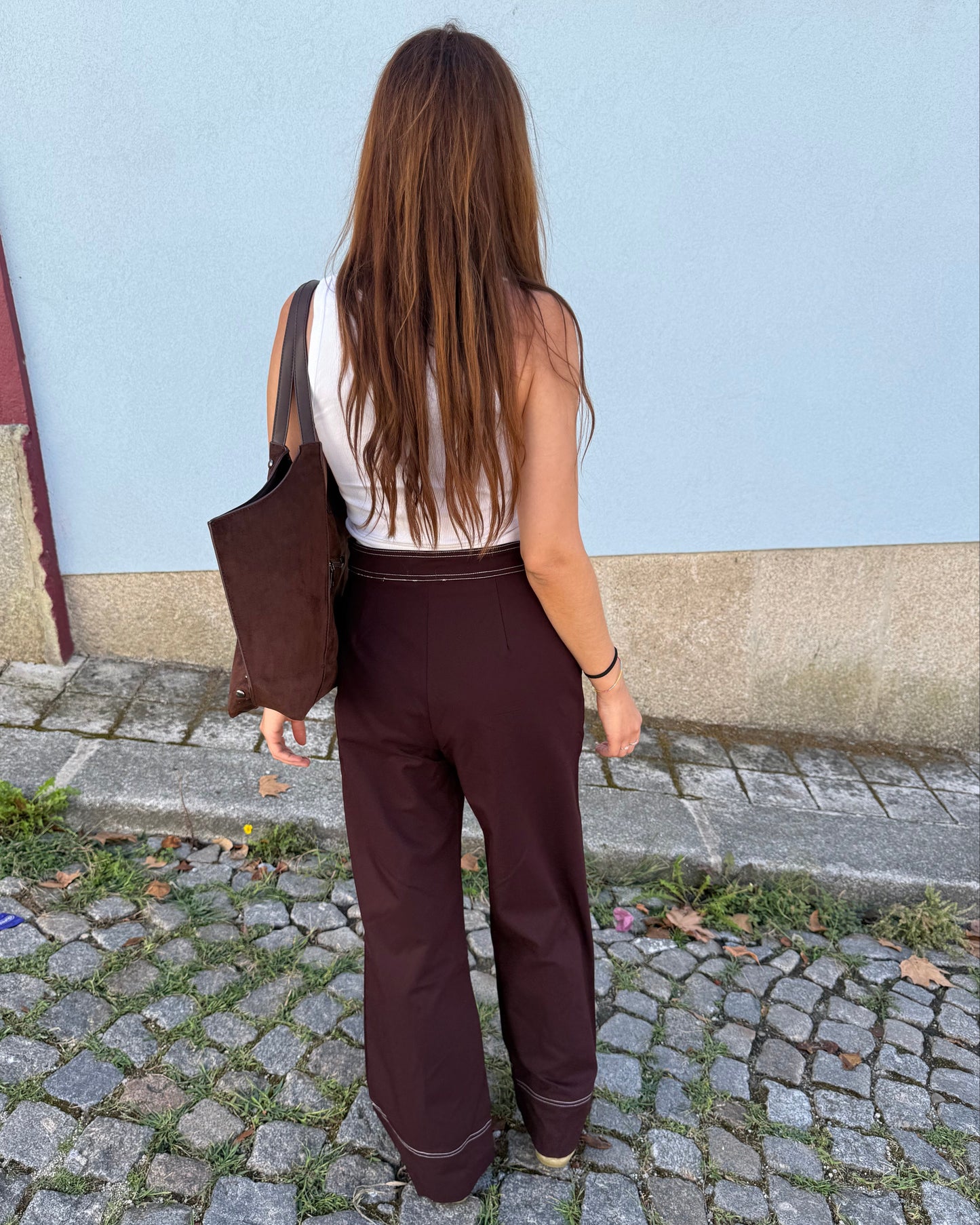 Calças retas com detalhe de costuras - Bordeaux